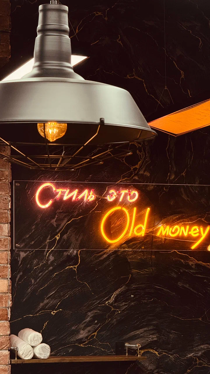 Old Money Barbershop — интерьер, зеркало