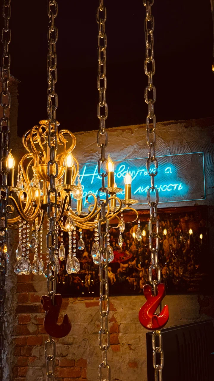 Old Money Barbershop — нeon-вывеска